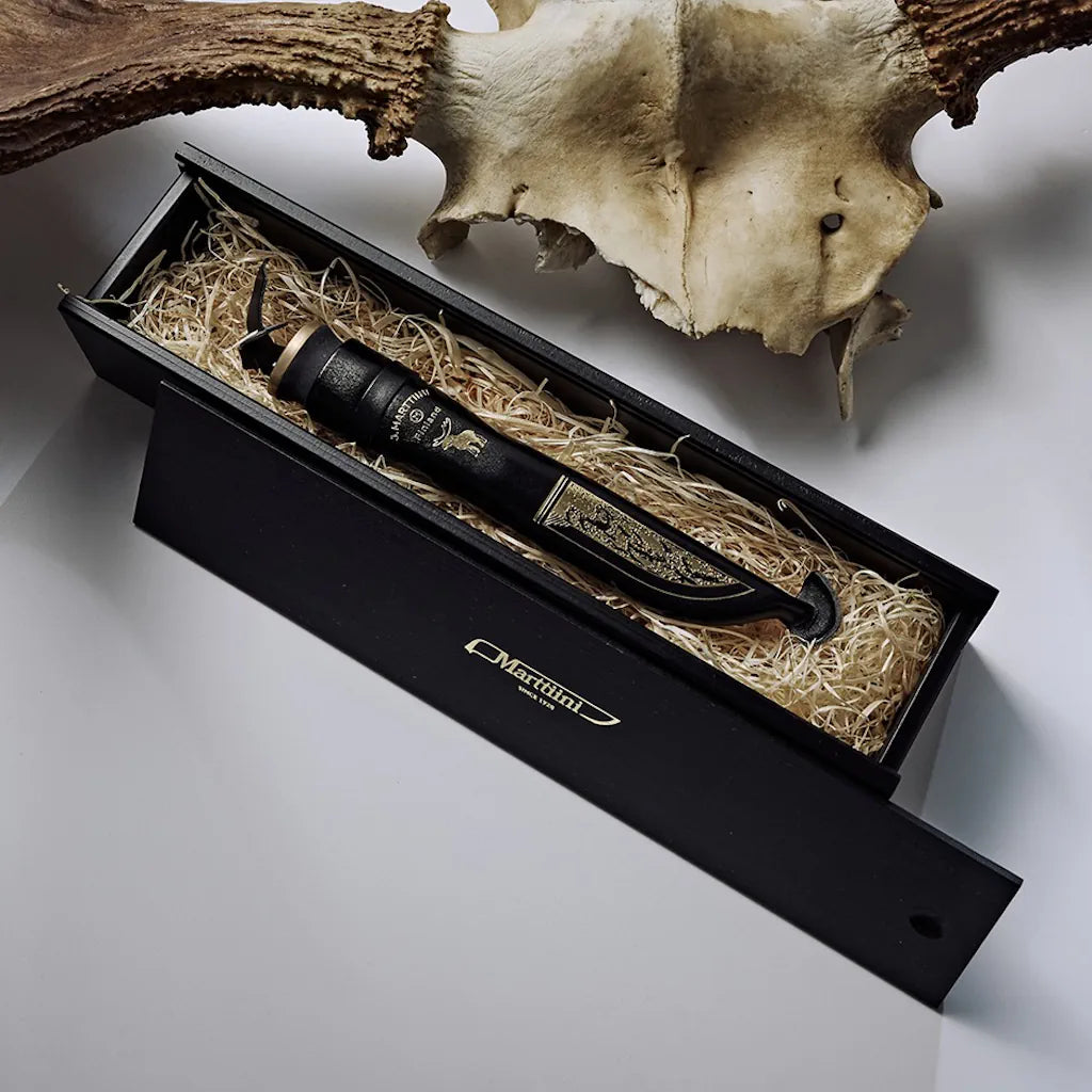 Marttiini Moose Kniv Black in Wooden Box